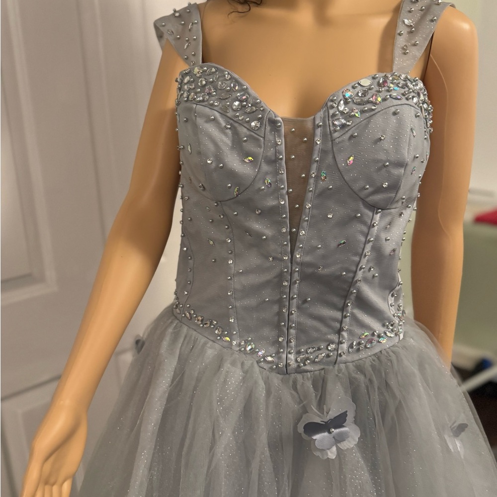 Elegant Gray Gown with Embellishments - Picture 3 of 6